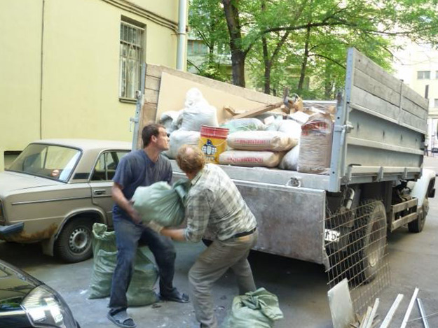 Вывоз мусора с грузчиками или без?